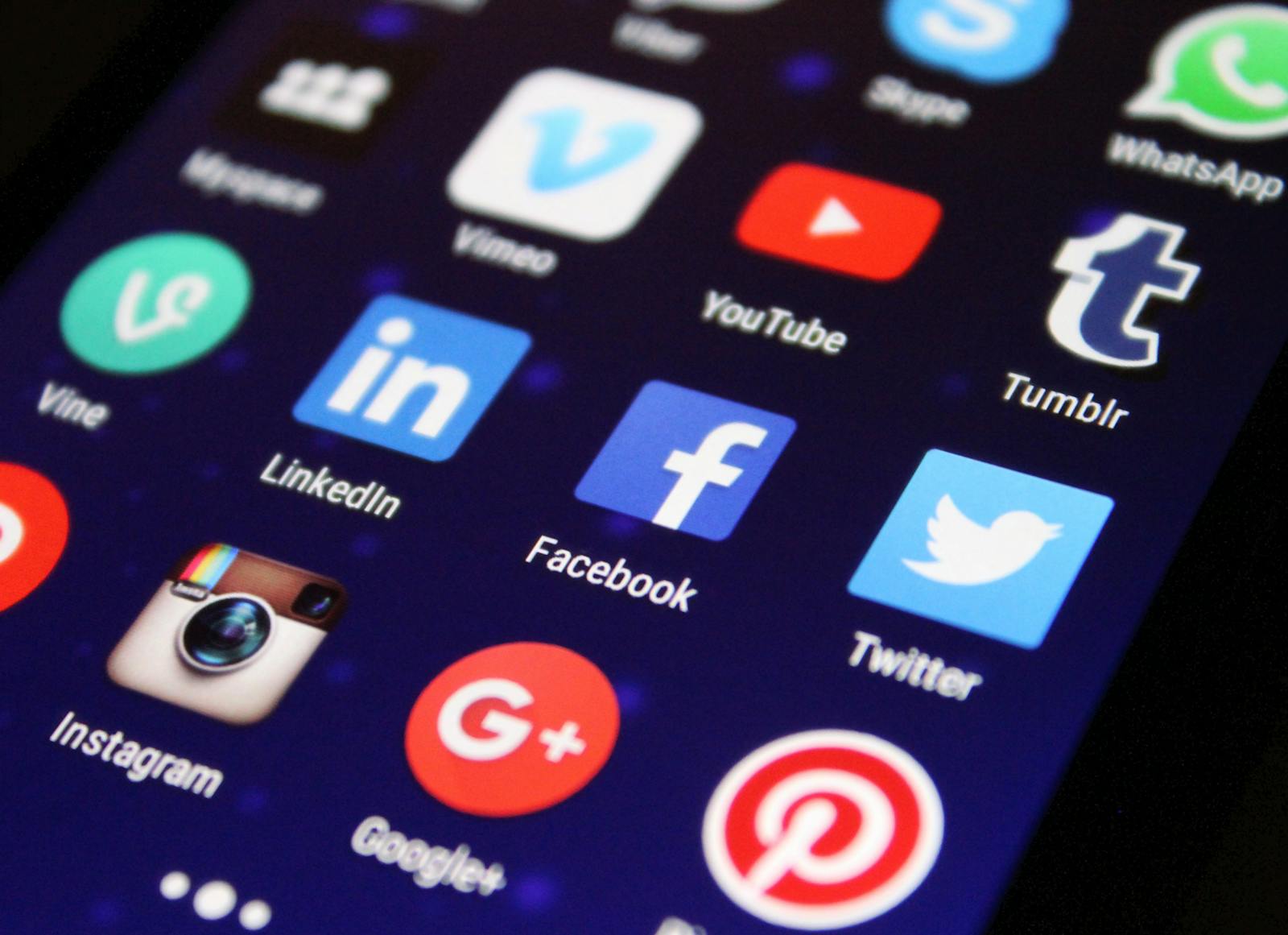 Telefon z aplikacjami social media wykorzystywanymi w reklamie lokalnej
