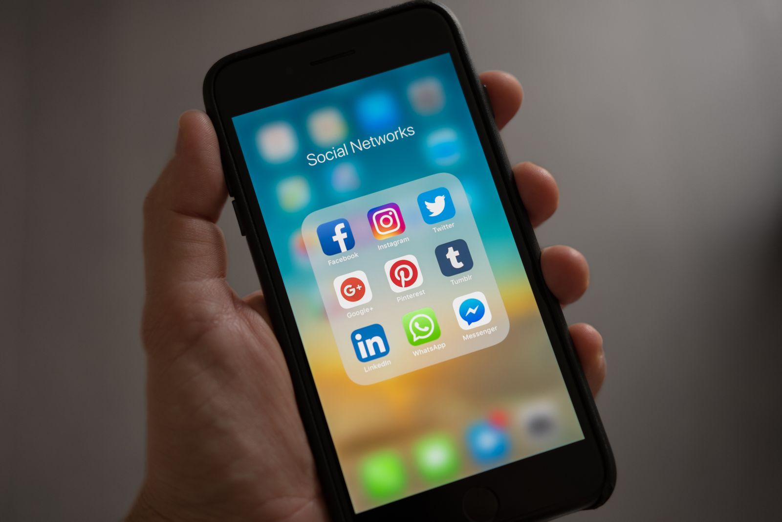 Telefon z aplikacją jako początek sprzedaży na TikTok Shop