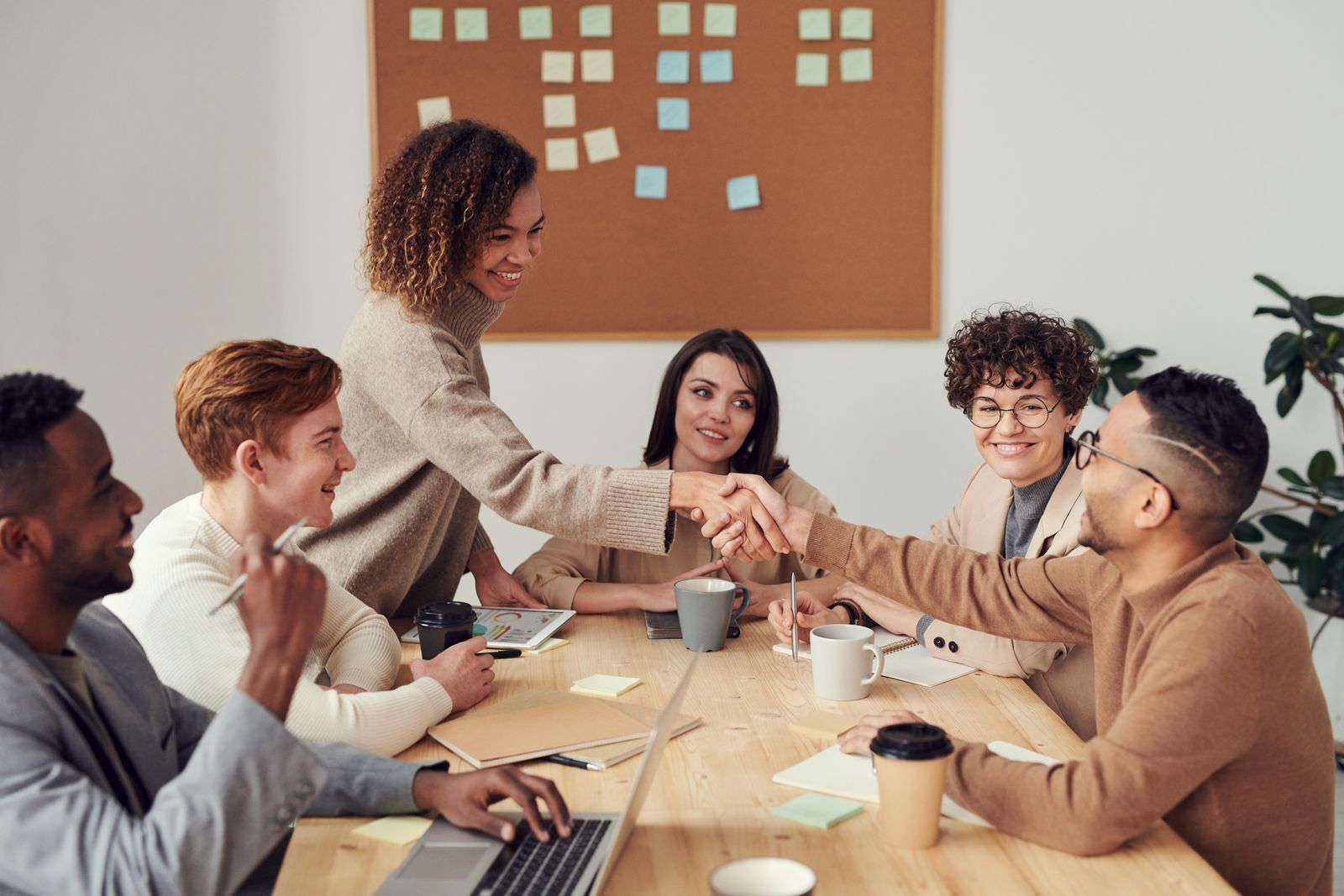 Zespół omawia strategię outsourcingu marketingu dla firmy