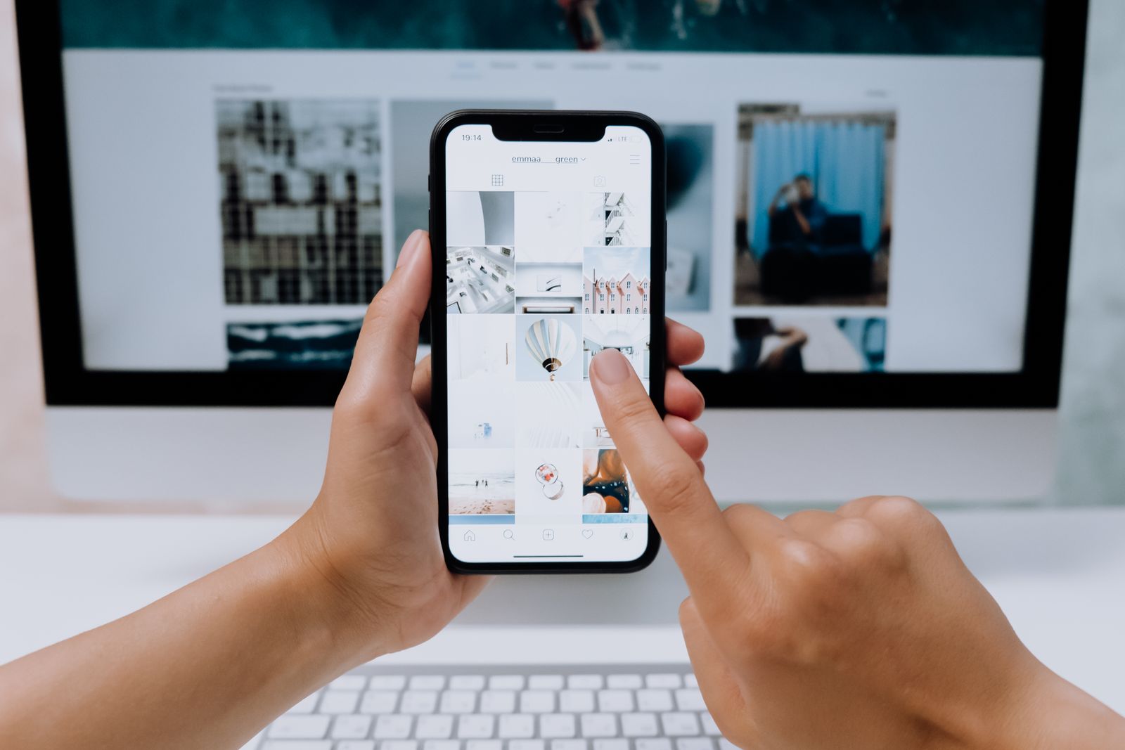 Smartfon i sprzedaż internetowa w modelu TikTok Shop