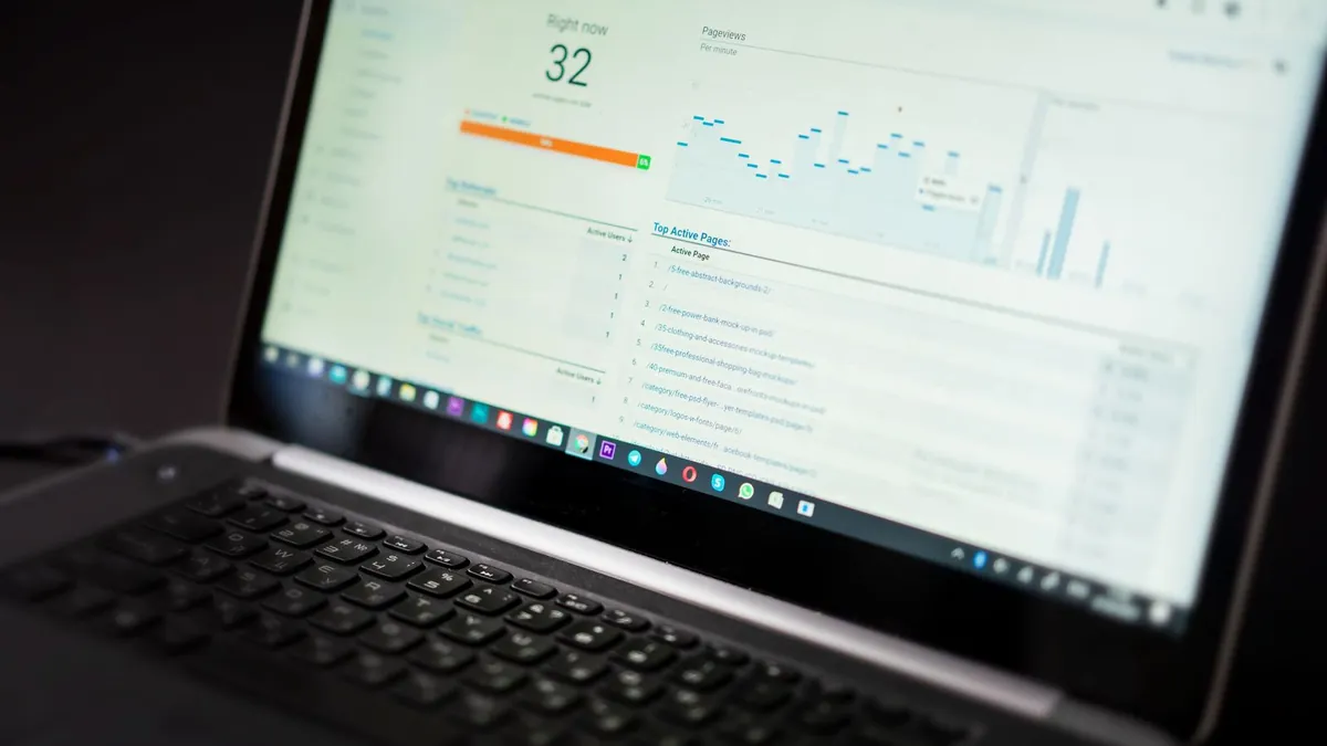 Laptop z panelem analitycznym symbolizuje sterowanie automatyzacją kampanii produktowych w Google Ads