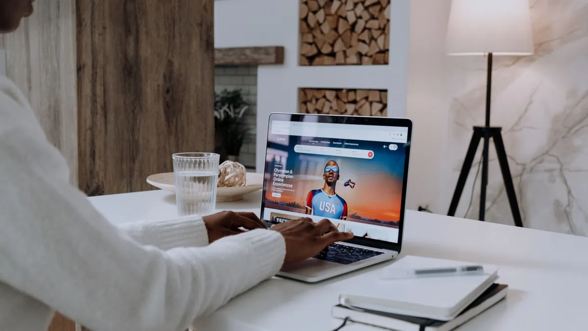 Pilot, ekran wideo i karta produktu symbolizują dynamiczną reklamę telewizyjną dopasowaną do etapu zakupu