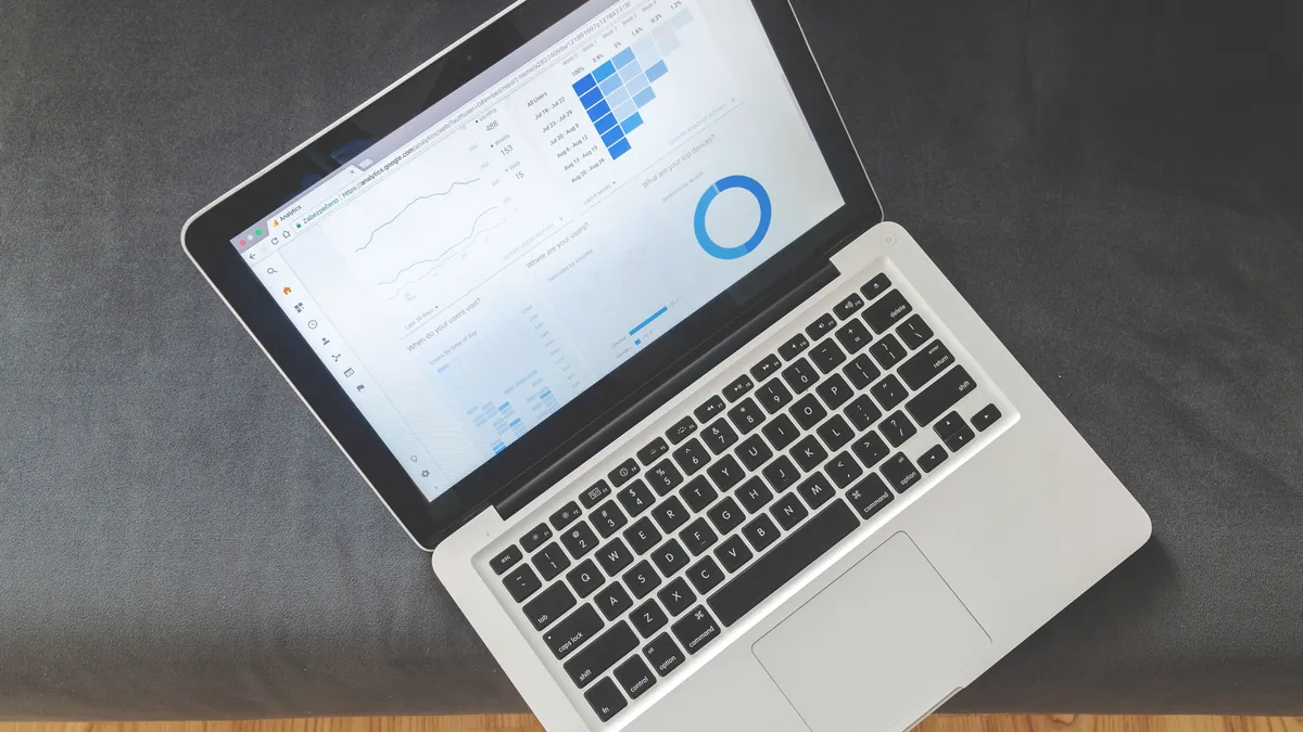 Laptop z wykresami i smartfon symbolizują kampanie Google Ads działające w bardziej konwersacyjnym środowisku wyszukiwania