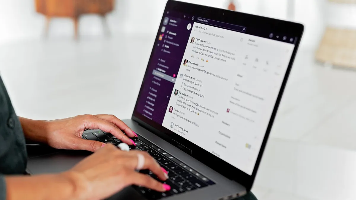 Kobieta rozmawia przez komunikator na laptopie, co symbolizuje czatowy format reklamy leadowej