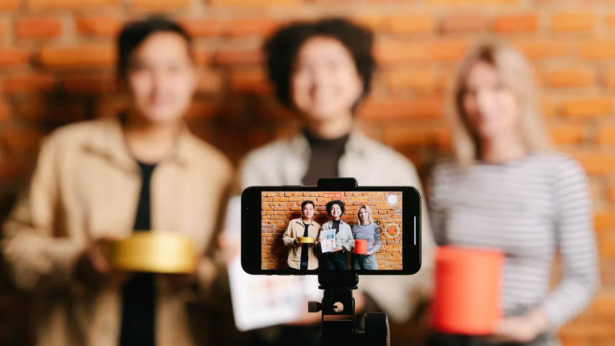 Zespół nagrywa materiał promocyjny, co symbolizuje współpracę marki B2B z twórcami na LinkedInie