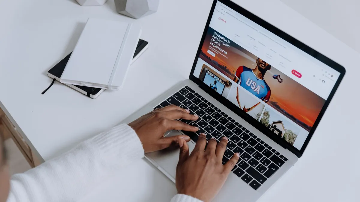 Zespół marketingowy planuje kampanię wideo B2B na dużym ekranie w sali spotkań