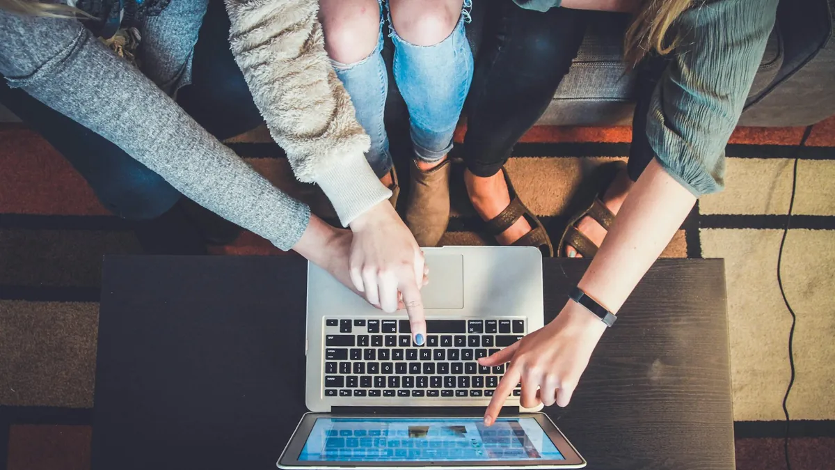 Laptop i smartfon używane do analizy kampanii reklamowej z pomocą narzędzia AI