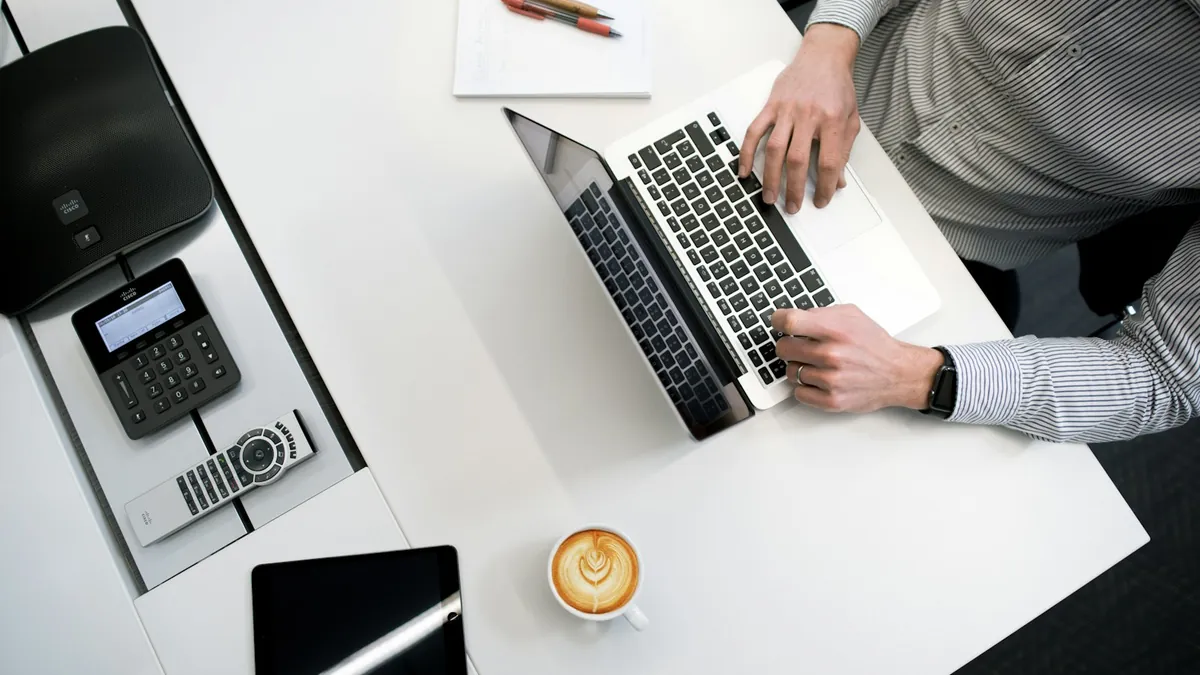 Twórczyni i strateg marketingowy planują kreacje reklamowe przy laptopie i notatkach