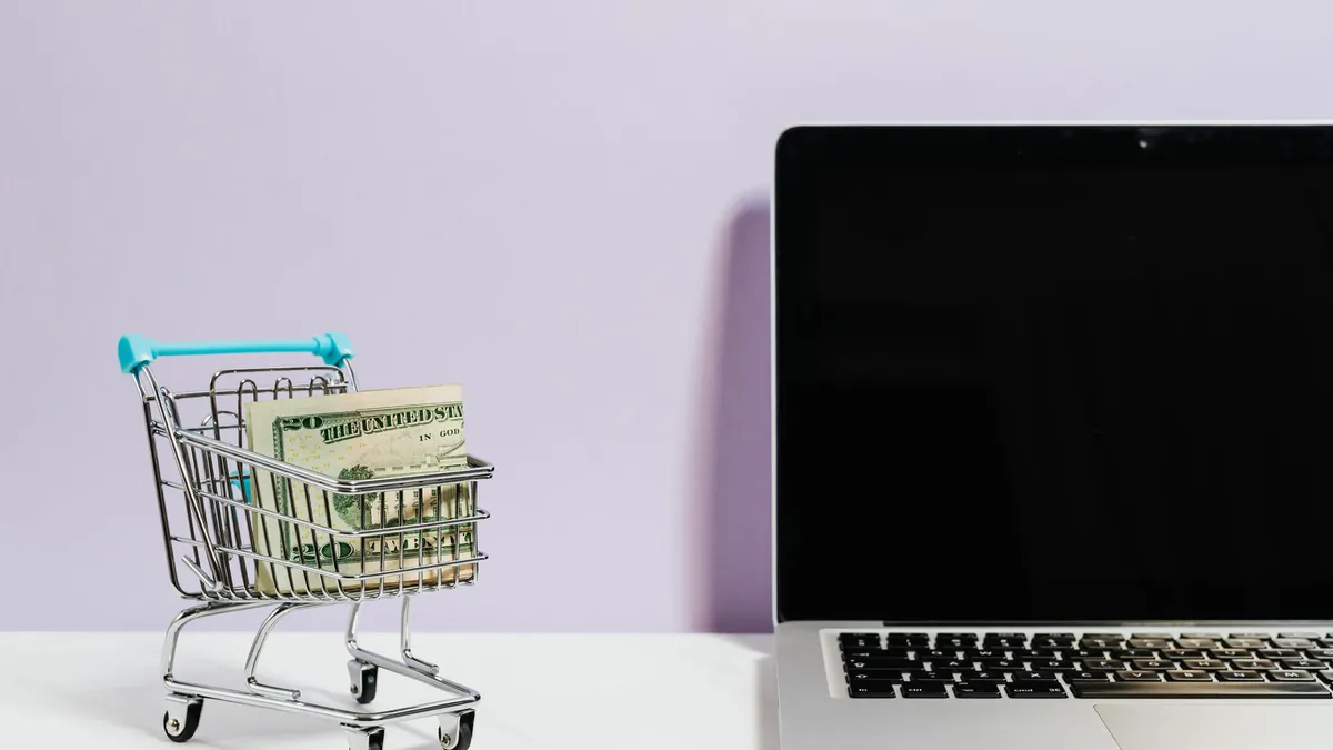 Mini koszyk i laptop symbolizują automatyzację kampanii sprzedażowych oraz pozyskiwanie nowych klientów