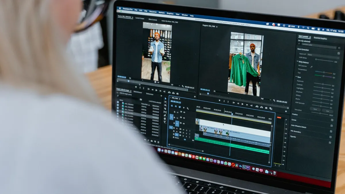 Specjalistka montuje materiał wideo do kampanii reklamowej przy komputerze