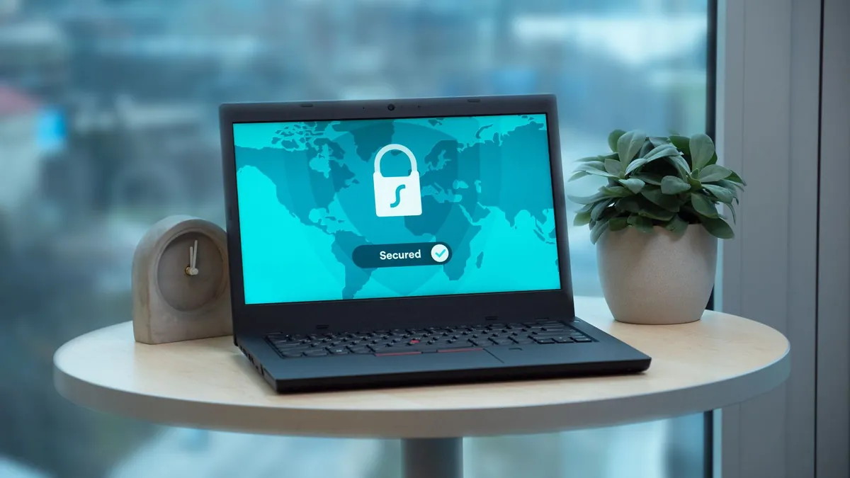 Laptop z ikoną kłódki symbolizuje przejrzystość i oznaczanie reklam tworzonych z użyciem AI w Google Ads