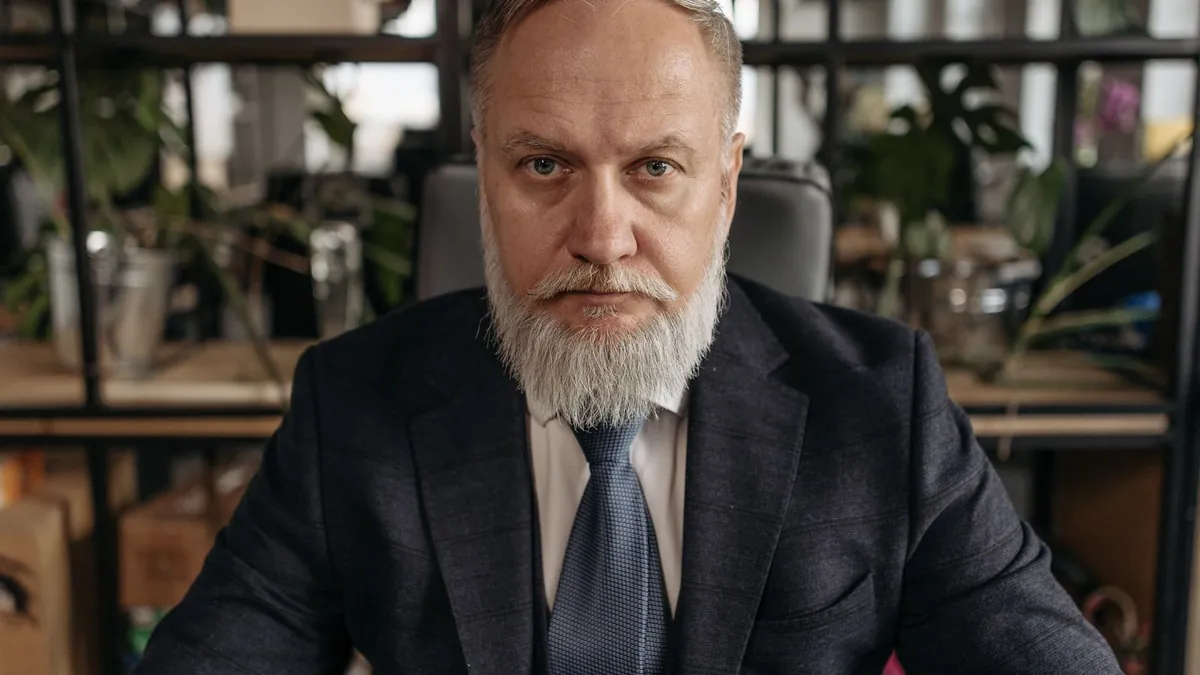 Specjalistka przygotowuje kampanię wideo dopasowaną do YouTube, kanałów feedowych i krótkich formatów pionowych