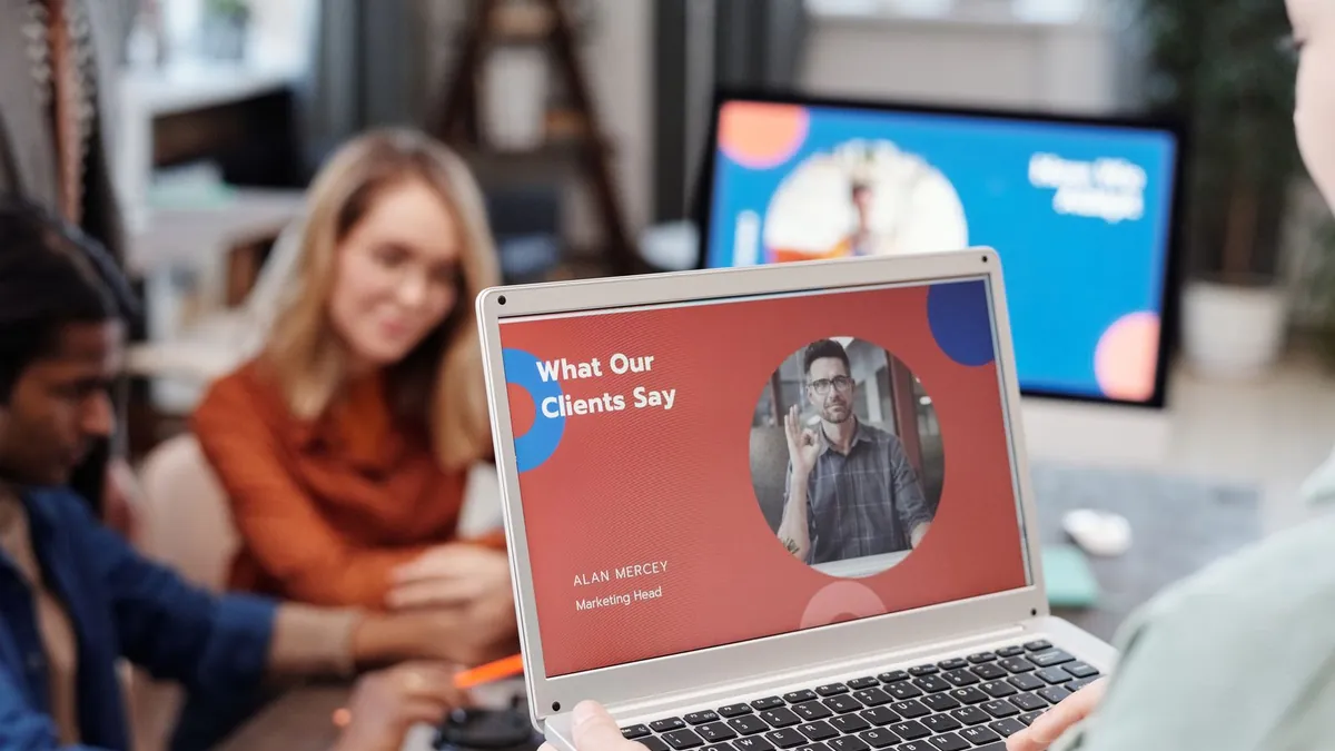 Zespół omawia dane na laptopach podczas spotkania, co symbolizuje połączenie reklam Meta, rozmów z klientami i obsługi leadów