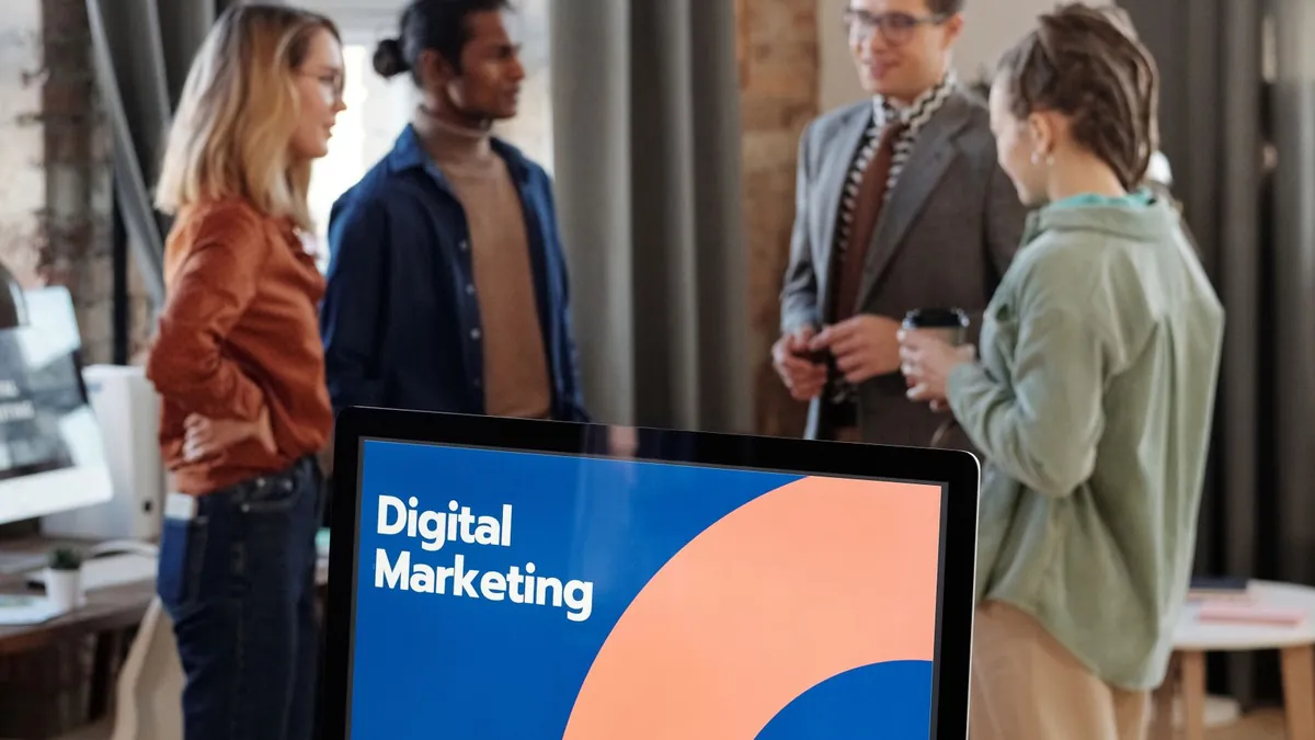 Zespół przy komputerze analizujący dane symbolizuje pracę nad kampanią Microsoft Ads wspieraną przez agentów AI i ręczną weryfikację decyzji