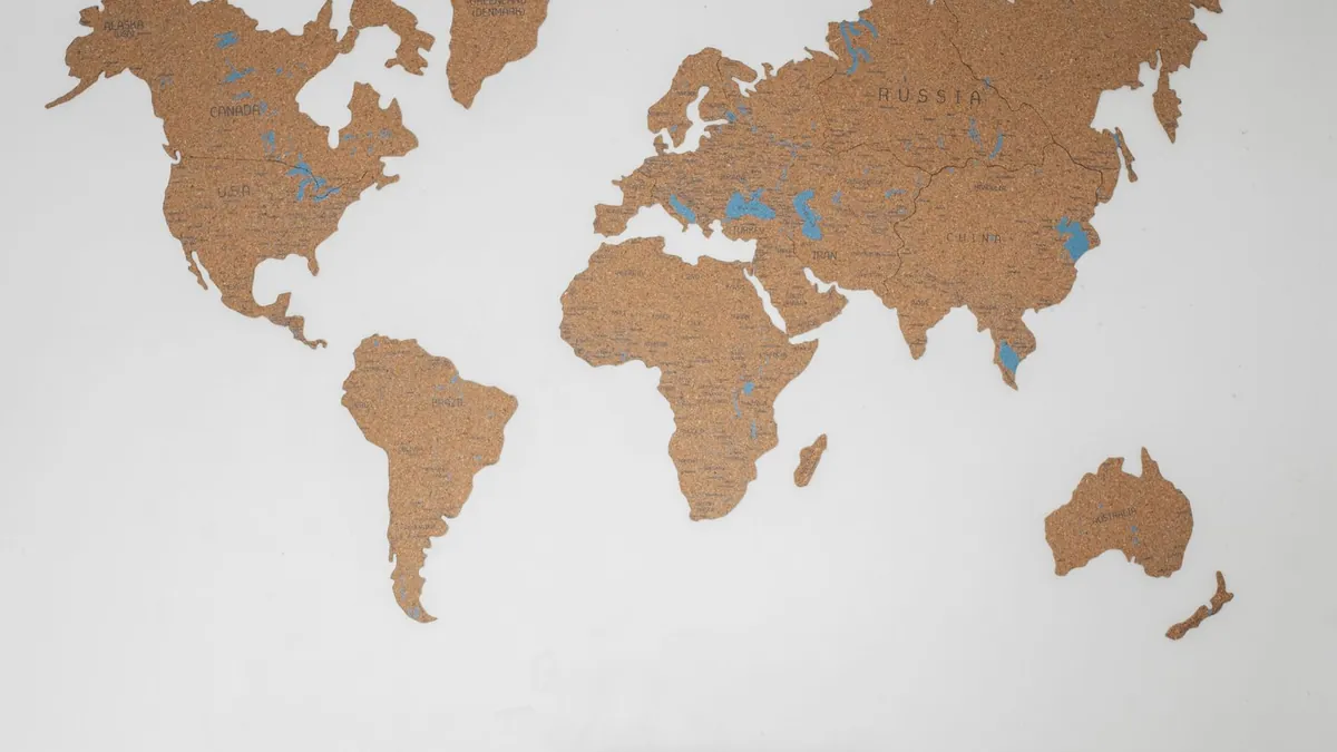 Mapa świata na ścianie symbolizuje rozszerzanie kampanii zakupowych Pinterest na wiele rynków oraz lokalizację katalogu produktów
