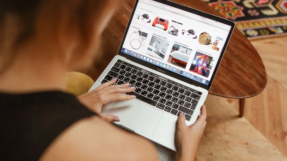 Osoba przegląda ofertę zakupową na laptopie, co symbolizuje moment wyszukiwania produktów i decyzji zakupowej w reklamach Pinterest