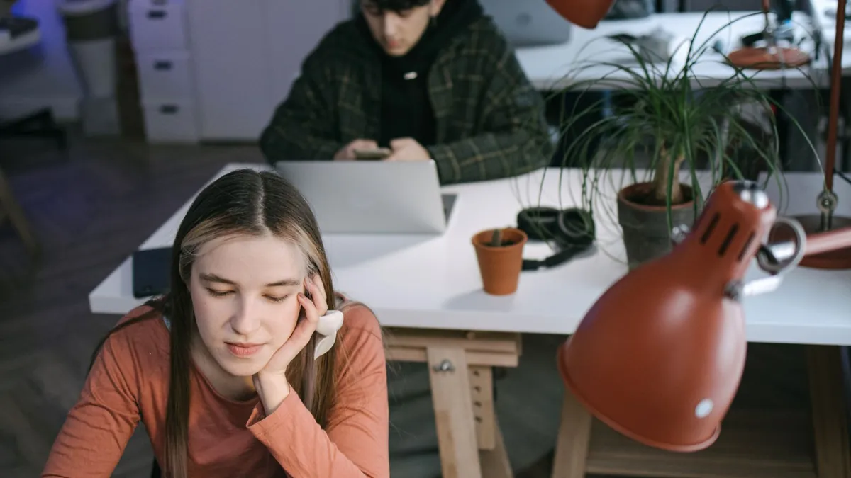 Zespół pracuje przy laptopach nad analizą wyników firmy