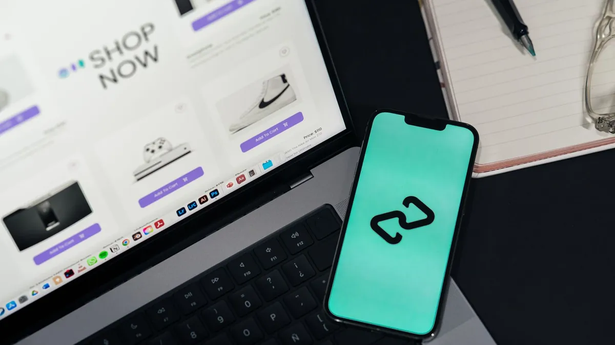 Laptop i smartfon z ofertami cyfrowymi symbolizują porównywanie wyników kampanii z anonimowymi benchmarkami podobnych firm