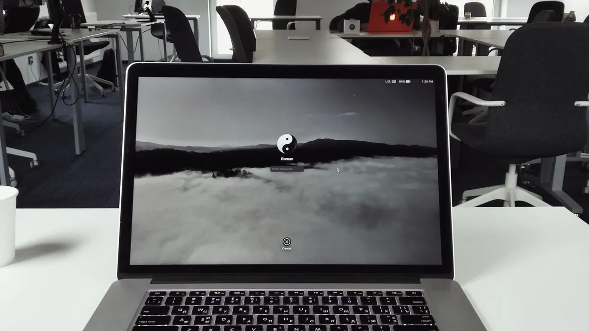 Laptop na jasnym biurku jako ilustracja obsługi konta reklamowego firmy